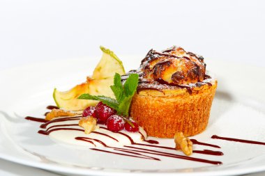 süt krema, çikolata, kızılcık, ceviz ve elma kek