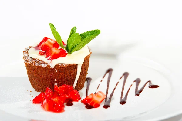 Cake with milk cream and strawberries — Stock Photo, Image