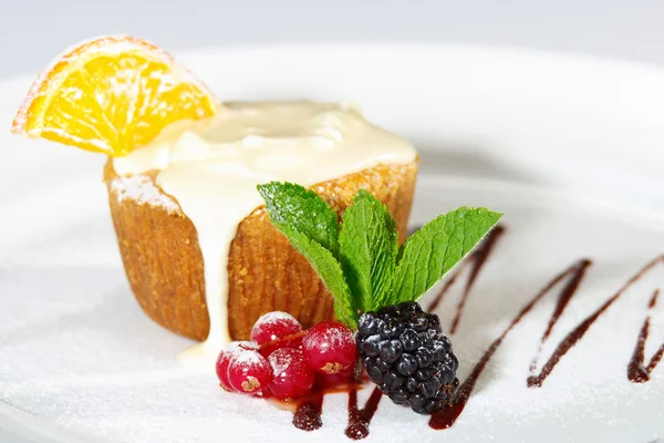 Cake with milk cream, lemon, cranberry and blackberry — Stock Photo, Image