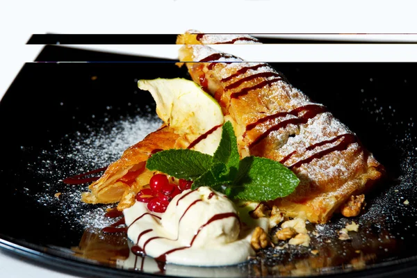 Honey cake with ice cream, cranberry, apple and mint — Stock Photo, Image