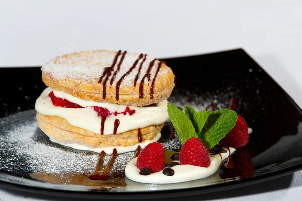 Layered cake with milk cream, raspberry, chocolate and mint — Stock Photo, Image