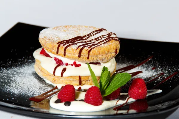 Layered cake with milk cream, raspberry, chocolate and mint — Stock Photo, Image