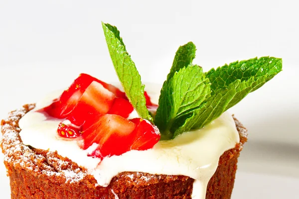 딸기와 우유 크림 케이크 — 스톡 사진