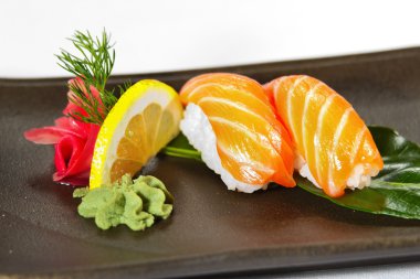 limon ile bambu yaprak üzerinde iki nigiridzusi