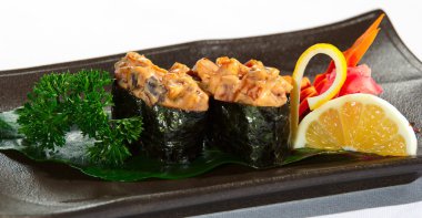 limon ile bambu yaprak üzerinde iki nigiridzusi