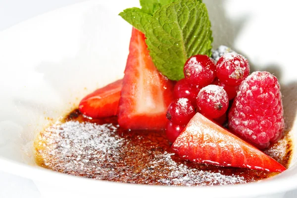 Souffle with fresh strawberries — Stock Photo, Image