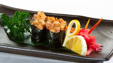 zencefil ve limon ile bambu yaprak üzerinde iki nigiridzusi