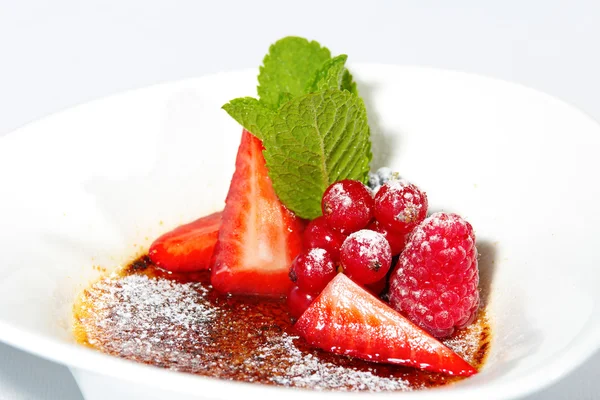 Souffle with fresh strawberries — Stock Photo, Image