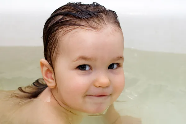 Ребёнок с мокрыми волосами — стоковое фото