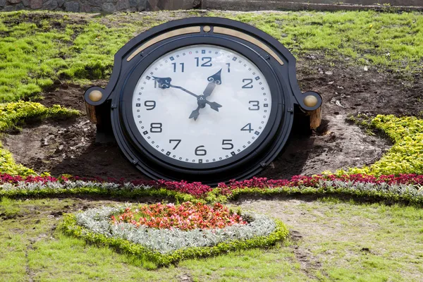 Часы в парке — стоковое фото