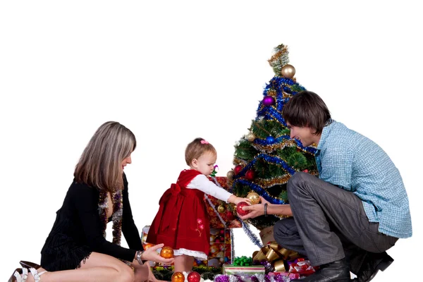 Família - pai mãe e bebê filha em um vestido inteligente decorando árvore de Natal — Fotografia de Stock