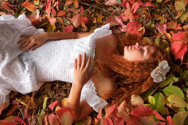Rusovlasá mladá žena, v bílých šatech nebo nevěsta — Stock fotografie