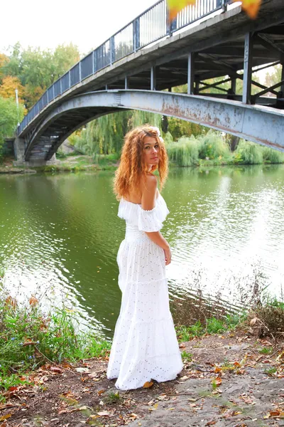 Belle jeune femme aux cheveux roux — Photo