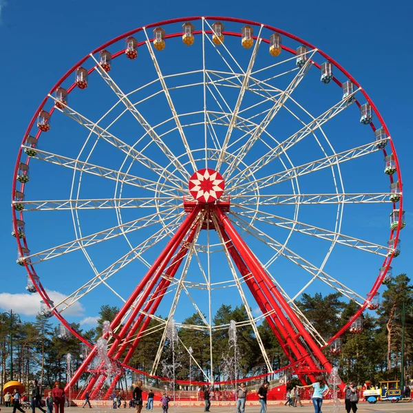 Ruota panoramica rossa e bianca — Foto Stock