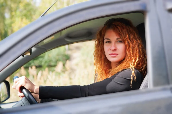 妇女驾驶汽车 — 图库照片