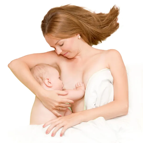 어린 어머니가 새끼에게 젖을 먹이다. — 스톡 사진