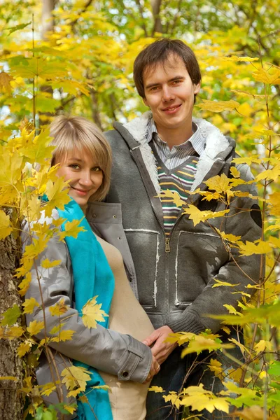 Love beautiful young pregnant couple in the autumn forest — Stock Photo, Image