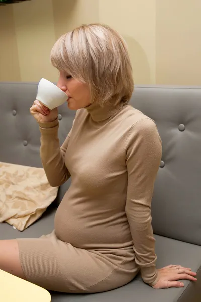 DONNA PREGNANTE che beve — Foto Stock