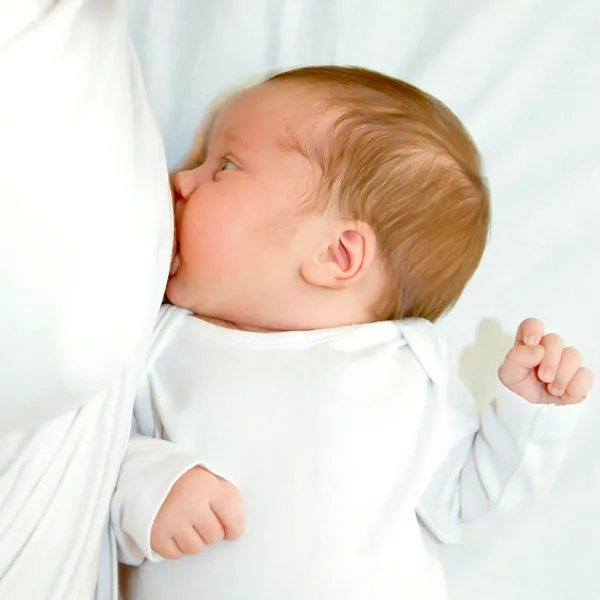 Dziecko jest zbliżenie karmienia piersią — Zdjęcie stockowe