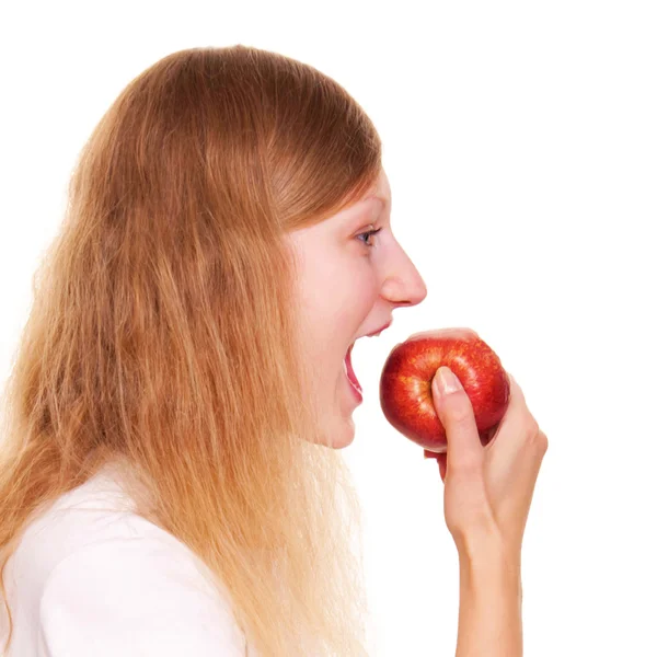 Capelli rossi bella donna mordere una mela rossa . — Foto Stock