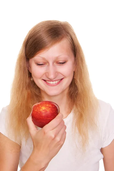 Bella donna sorridente e guardando mela rossa . — Foto Stock