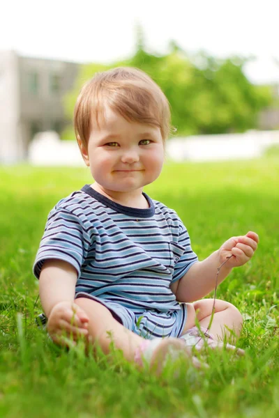 Çizgili bir elbise giyen bebek — Stok fotoğraf