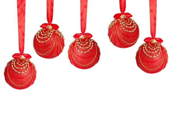 Pět červené a zlaté vánoční koule zavěšená na saténová stuha — Stock fotografie