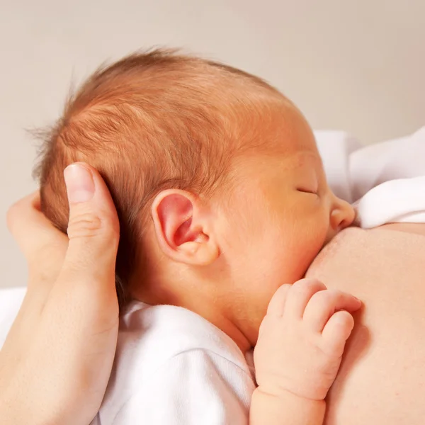 Mãe amamentando bebê pequeno recém-nascido — Fotografia de Stock