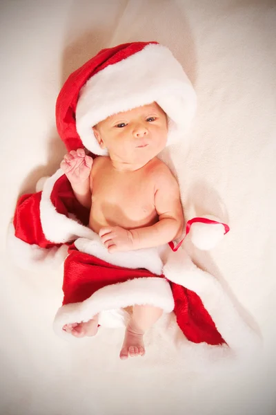 Новорожденный в костюме Санта-Клауса и мирно спящий — стоковое фото