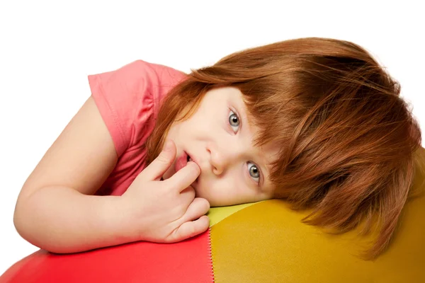 小さな赤い髪の少女の肖像画 — ストック写真