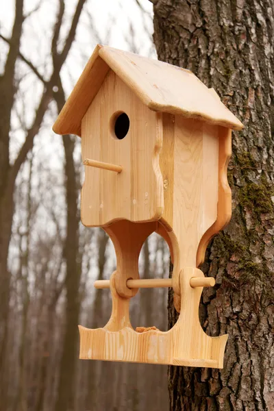 Casa de madera con comedero para pájaros —  Fotos de Stock