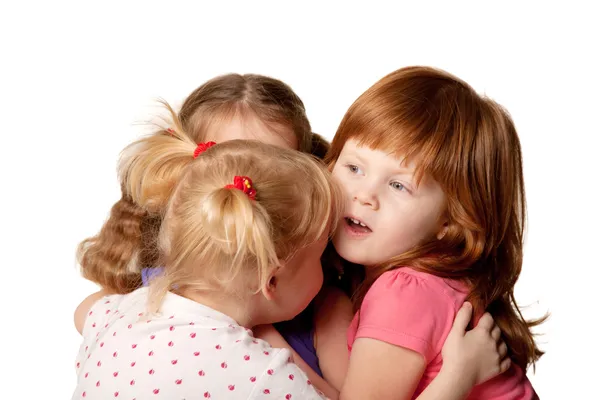 Drei kleine Mädchen teilen Geheimnisse. — Stockfoto