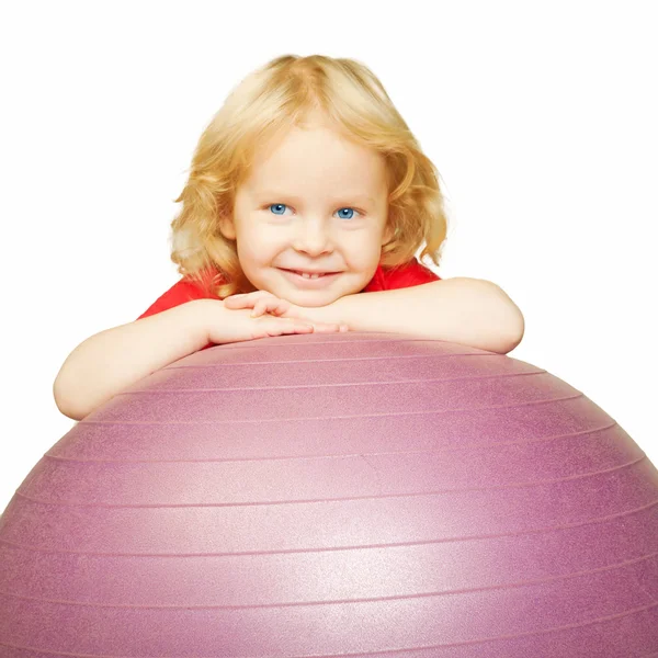 Enfant faisant du sport, souriant sur fitball — Photo