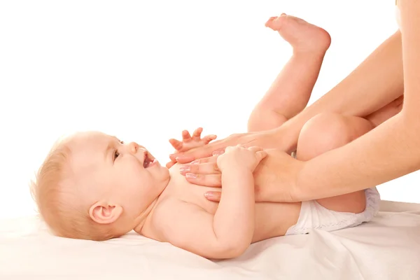 Babymassage. Mutter massiert Kinderbauch, — Stockfoto