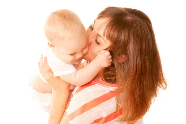 Mutter und Baby küssen sich. Mutterschaftskonzept. — Stockfoto