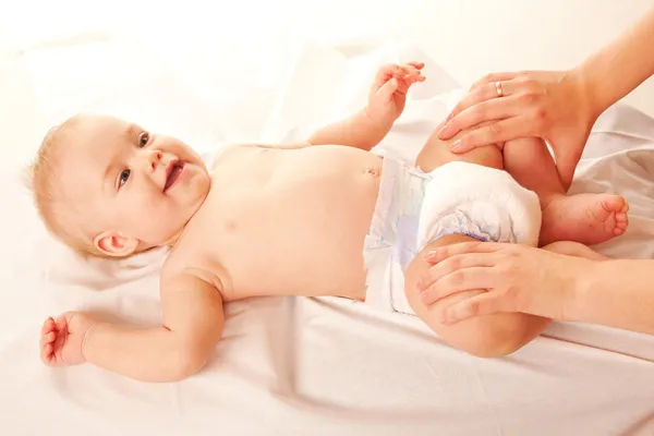 Gymnastiek voor baby. — Stockfoto