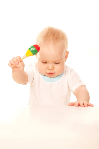Bebé golpeando su sonajero sobre la mesa . — Foto de Stock