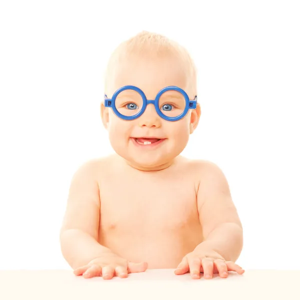Glücklich lächelndes Baby in Brille. — Stockfoto