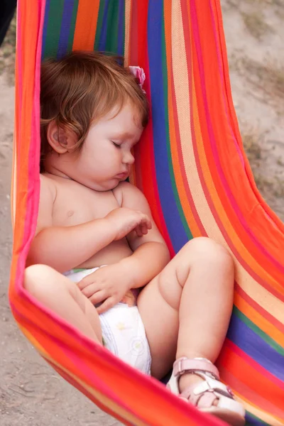 Bebé que duerme honda como hamaca —  Fotos de Stock