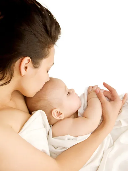 Mãe abraçando e beijando bebê adormecido . — Fotografia de Stock