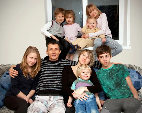 Father, mother and seven children at home. — Stock Photo, Image