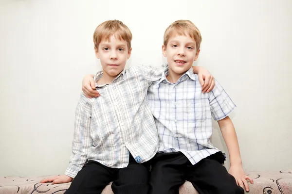 Two twins brothers hugging and smiling. — Stock Photo, Image