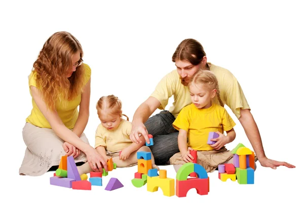 Felice padre, madre e due bambini edificio — Foto Stock