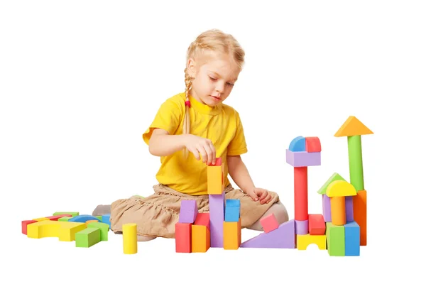 Criança feliz construindo casas de blocos — Fotografia de Stock