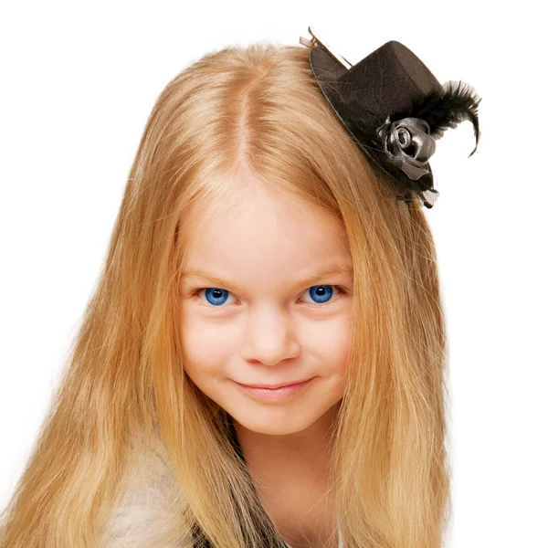 Menina sorridente em chapéu preto elegante — Fotografia de Stock