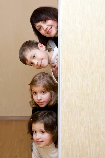 Matka a tři děti, prohlížení — Stock fotografie