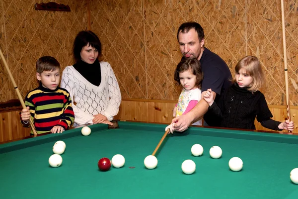 Família feliz jogando no bilhar . — Fotografia de Stock