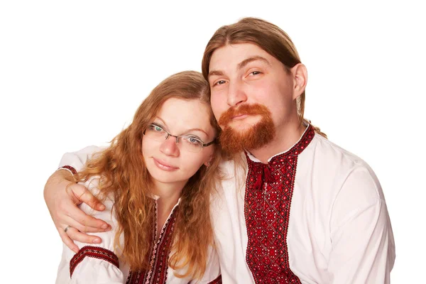 Casal amoroso vestindo camisas bordadas . — Fotografia de Stock