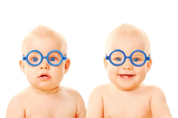 Dois gêmeos bebês meninos vestindo óculos . Fotos De Bancos De Imagens Sem Royalties