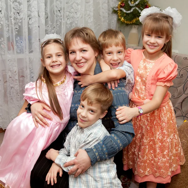 Dört çocuk annesi sarılma. aile kavramı. — Stok fotoğraf